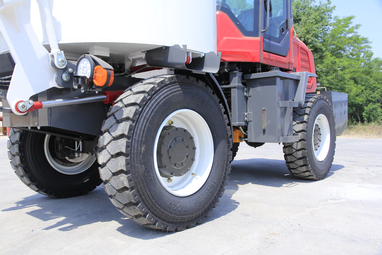 Type-3000 flat-mouth self-loading mixer truck