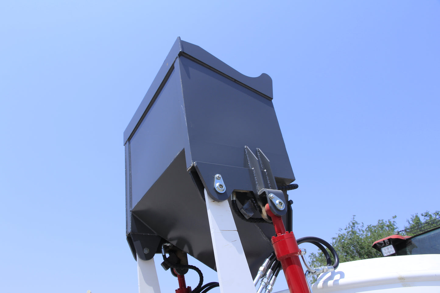 Type-3000 flat-mouth self-loading mixer truck
